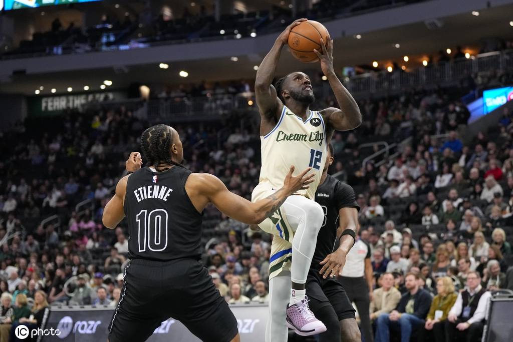 AJ-格林35分&amp;11记三分瑞安28分 普林斯18分雄鹿胜篮网